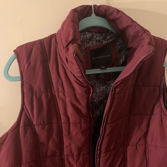 Weatherproof burgundy puffer vest ⭐️ - Picture 10 of 10